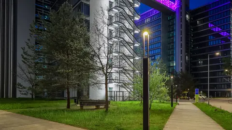 Die netzunabhängige Solarbeleuchtung bietet eine kostengünstige und nicht-invasive Lösung für „Ten Towers“ in München