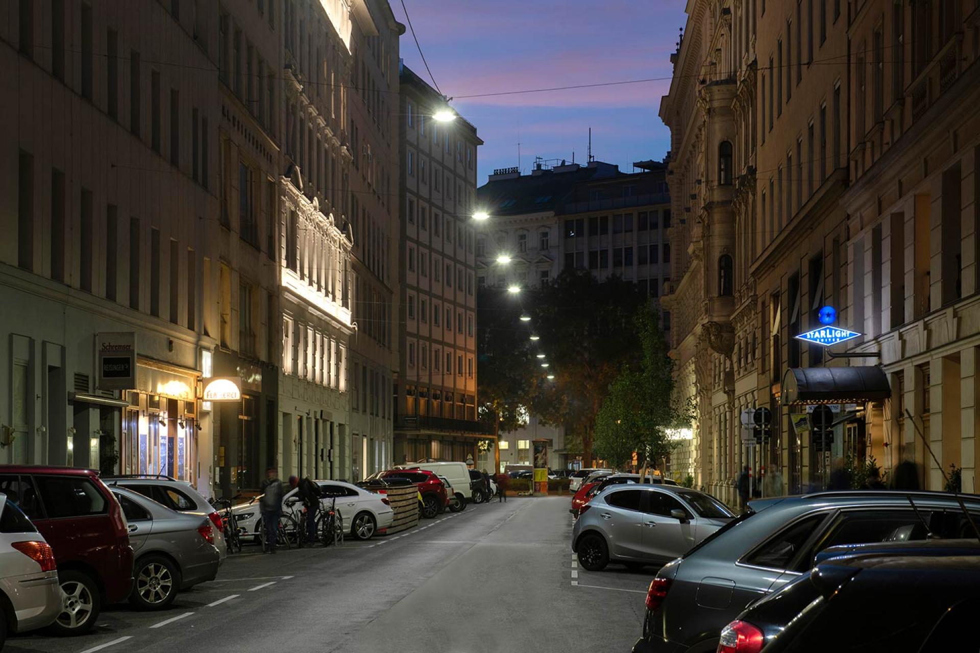 Schréders maßgeschneiderte Leuchten beleuchten die Straßen Wiens, um die Sicherheit zu gewährleisten und die Umweltziele der Stadt zu erfüllen